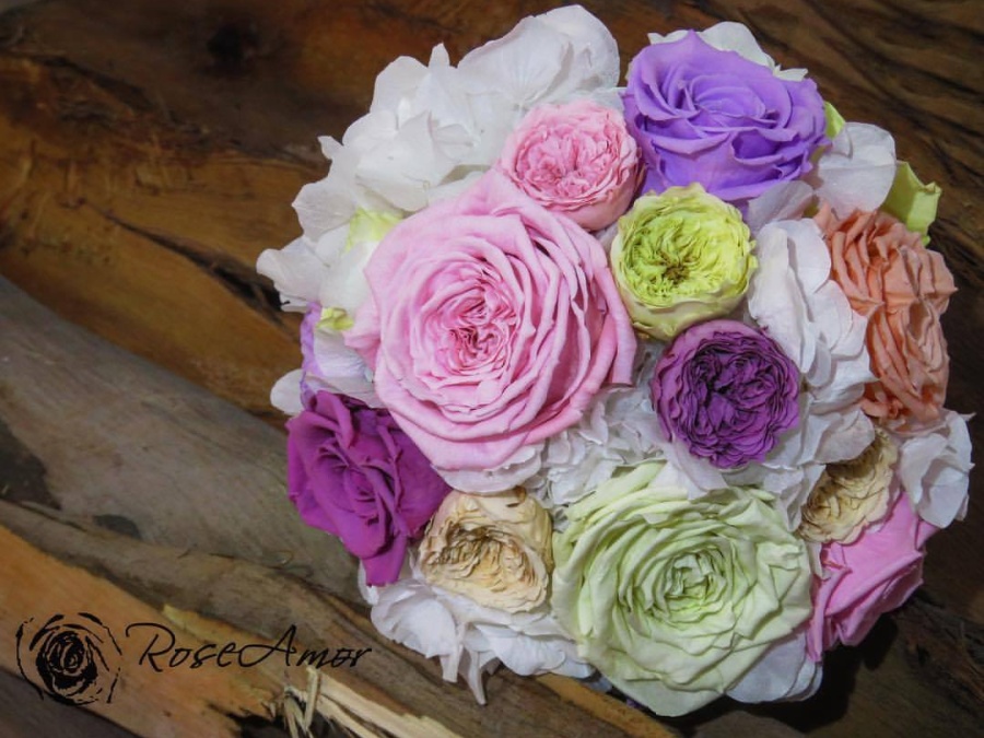 Preserved flowers and greens